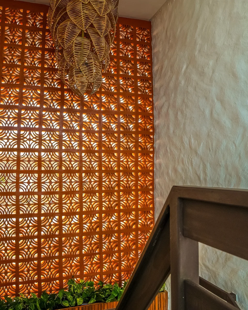 Parede de cobogó de barro com pendentes na Casa Praiamar